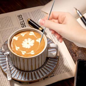 Mousseur à lait en acier inoxydable 304 avec graduations, stylo à latte art et cuillère doseuse – Accessoires de café très demandés - Product Image 4