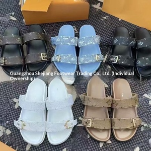 Sandalias Planas de Alta Calidad Marca L, Estilo Slip-on, con Parte Superior de Cuero Genuino y Fibra Superfina, Suela de Goma con Monograma Vintage y Detalles Metálicos - Product Image 2