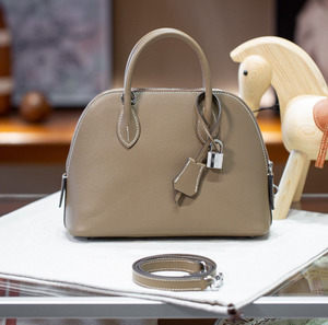 Sac à bandoulière en cuir pour femme, de haute qualité, durable, personnalisable, avec fermeture étanche - Product Image 3