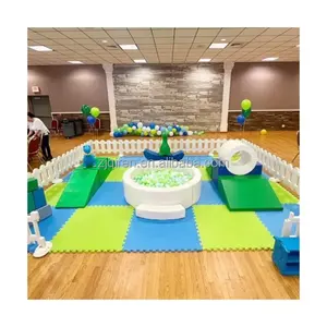 Equipo de juego de color verde y azul Juegos de área de juego suave para interiores para niños Equipo de patio colorido toboganes de pozo de bolas