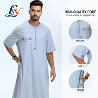 Nouvelle Collection 2026 : Qamis Gris à Manches Courtes pour Hommes Musulmans – Robe Arabe Brodé, Vêtement Islamique pour Ramadan et Aïd, Jubba, Dishdasha