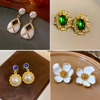 Boucles d'oreilles clous vintage rétro en cuivre pour femme, d'occasion, marquées, luxe discret, haut de gamme, fabrication artisanale, électroplaquées, neuves