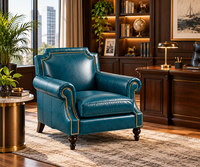 Fauteuil élégant en cuir vert sarcelle avec accents cloutés, accoudoirs larges et coussinets de soutien pour salons de luxe