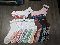 Chaussettes de sport de luxe pour femmes, en coton, avec logo personnalisé, antidérapantes, pour yoga, pilates, avec coussinets, conçues par des designers de marque