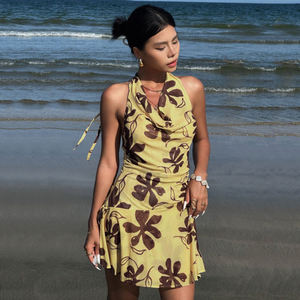 Mini-paréo de plage sexy en mousseline de polyester recyclé à imprimé floral, taille naturelle, décolleté plongeant et dos nu, idéal pour les vacances d'été - Product Image 4