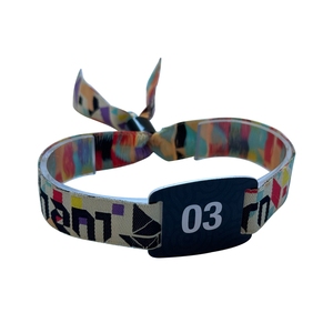 가장 좋은 가격 짠 로고 폴리 에스테르 13.56Mhz HF 유연한 축제 <span class=keywords><strong>RFID</strong></span> 짠 팔찌 파티 용 하드 PVC - Product Image 1