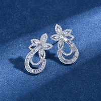 Neues Design-Trend Unregelmäßige Blumen-Diamant-Ohrringe 925 Sterling Silber Kubisches Zirkonia Ohrstecker für Frauen