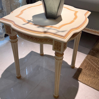 Table d'appoint de style néoclassique Louis XVI avec pieds coniques cannelés, motif Vitruvien, doré et festonné, pour salon, manoir, villa, penthouse