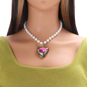 Collar de perlas redondas simples con colgante de corazón de cristal, cadena para clavícula, regalo de joyería para mujer - Product Image 1