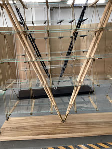 La bibliothèque en bois de frêne massif n'est rien de moins qu'un manifeste pour le cadre design de <span class=keywords><strong>Cassina</strong></span> en bois de frêne massif - Product Image 4