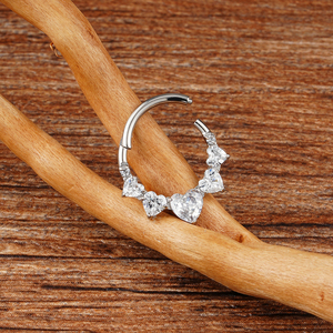 Piercing a Cerchio Segmentato Clicker con Cerniera a Cuore in Titanio ASTM F136 da 16G con Zirconi Cubici di Right Grand per Daith, Setto e Naso - Product Image 6