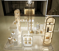 Présentoir de parfum en verre de décoration de conception à la mode affichage géant bouteilles de parfum vitrine de parfum