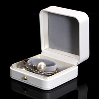 Boîte d'emballage cadeau en gros pour bagues, boucles d'oreilles, pendentifs et bracelets, en stock, en cuir PU blanc avec fermoir métallique doré