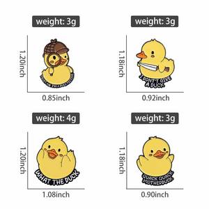 دبابيس مينا بتصميم بطة صفراء كرتونية بالجملة، دبوس بطة راعي البقر الإبداعي، شارة ياقة على شكل سكين، مجوهرات وهدايا لمحبي الحيوانات - Product Image 6
