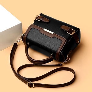 La Nuova Borsa a Tracolla da Donna per l'Autunno e l'Inverno 2025 È Alla Moda e Versatile. IT Presenta un design a blocchi di colore - Product Image 2