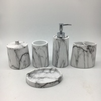 Ensemble d'accessoires de salle de bain en résine marbrée blanche, 4 pièces : distributeur de savon, plateau de vanité, gobelet, porte-brosse à dents, vente en gros pour hôtels