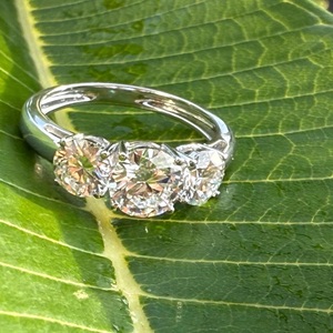 Anillo de Compromiso con Tres Diamantes Cultivados en Laboratorio de 2.50CT, Oro Sólido de 14K, Corte Brillante Redondo, Anillo de Boda para el Pasado, Presente y Futuro - Product Image 5