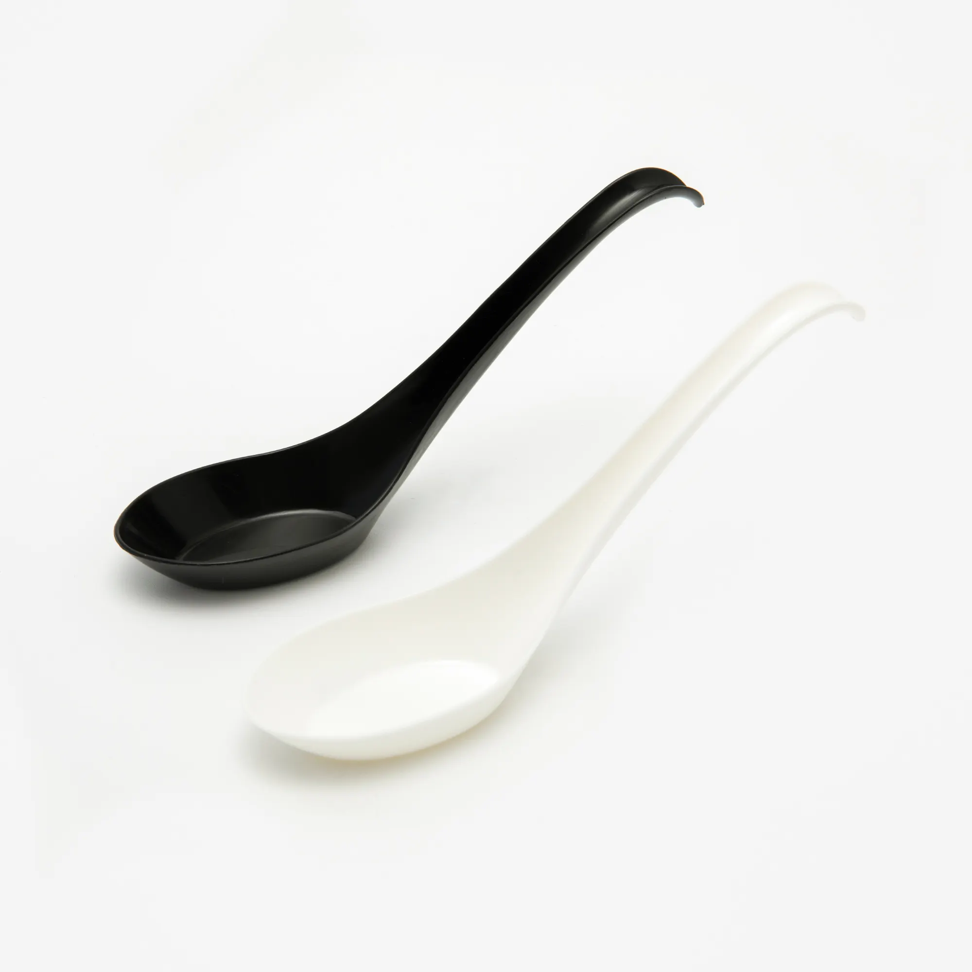 Одноразовые Белые Черные Большие 7,5 г 165 мм пластиковые ложки для супа из кукурузного крахмала пластиковая китайская ложка для ресторана