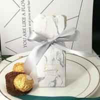 Boîte cadeau triangle de faveur de mariage de bonne qualité avec ruban doré et jolie boîte d'emballage en papier en carton pour bonbons
