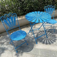 Ensemble de salle à manger d'extérieur moderne et minimaliste en fer forgé, élégant combo mini deux chaises et petite table pour cafés et salons de thé