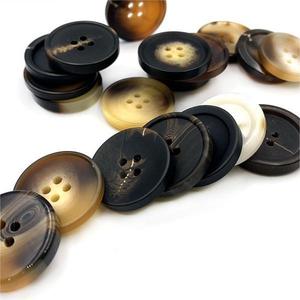 Bán Buôn Đầy Màu Sắc 18L 20L 22L 26L 32L 36L 40L Áo Khoác Phụ Nữ May 4-Lỗ Nút Nhựa Cổ Điển Sao Trái Tim Vuông - Product Image 3