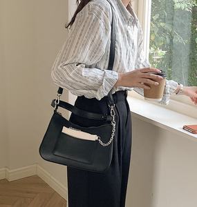 กระเป๋าถือผู้หญิงแฟชั่นหนัง PU ใหม่ ขายส่งจากโรงงาน ดีไซน์เรียบง่าย ตกแต่งด้วยโซ่โลหะ - Product Image 2