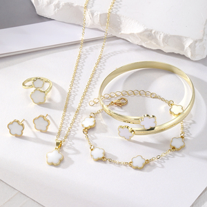 KISSWIFE Mode <span class=keywords><strong>Ensemble</strong></span> <span class=keywords><strong>de</strong></span> <span class=keywords><strong>Bijoux</strong></span> 5 Pièces Fleur à Cinq Pétales Boucles d'Oreilles Bracelet Collier et Bague pour Femme - Product Image 6