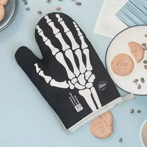 Penjualan laris sarung tangan Oven tahan panas dekorasi Halloween sarung tangan Oven Motif tangan Skeleton untuk dapur