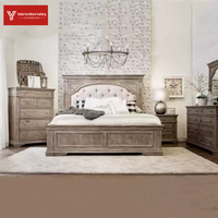 Lit double vintage style campagne américaine en bois massif sculpté, finition cire blanche, avec dossier haut pour chambre à coucher