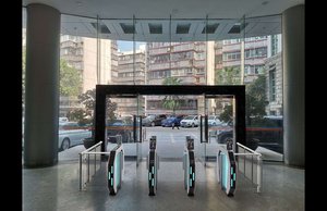 Barrière pivotante à grande vitesse de couleur personnalisée avec un design exceptionnel, en acier inoxydable 304, avec lecteur de code QR et contrôle d'accès RFID - Product Image 5