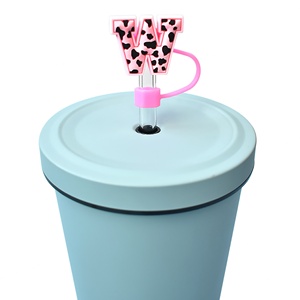 Tapón de silicona reutilizable de 10 mm personalizado con diseño de mezclilla y letras en inglés, accesorio decorativo para bebidas con clip de hebilla. - Product Image 3