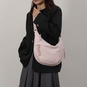 กระเป๋าคาดลำตัวผ้าไนลอนขนาดใหญ่พิมพ์โลโก้ตามสั่ง แฟชั่นสำหรับนักเรียนหญิง กระเป๋าสะพายไหล่แบบมีซิปสำหรับเดินทาง - Product Image 4