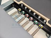 Reformer de Pilates commercial en aluminium avec cadre métallique gris mat, pour usage en studio, avec ressorts de qualité