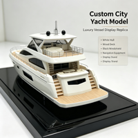 Maquette de yacht de luxe personnalisée avec coque blanche, pont texturé bois et support d'affichage miroir