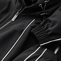Ensemble de survêtement coupe-vent personnalisé pour homme en nylon noir, veste à capuche et pantalon large avec passepoil blanc, style streetwear et sportif
