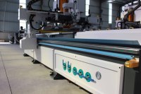 Scie automatique chinoise pour le bois, machine CNC 1300x3000mm avec lame de scie rotative et rail de pressage pneumatique pour le travail du bois