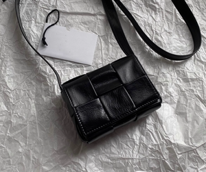 Bolso de mano cuadrado pequeño tejido de piel de oveja informal para mujer, bandolera con solapa de cuero genuino, bolso con solapa de Cassette diseñado con logotipo de paja - Product Image 1