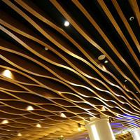 Plafond en aluminium à lamelles ondulées, profil de plafond incurvé, panneaux à motif bois pour centre commercial, aéroport