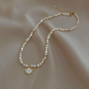 Collier pendentif en perles d'eau douce baroques, élégant et tendance, design simple pour femme - Product Image 1
