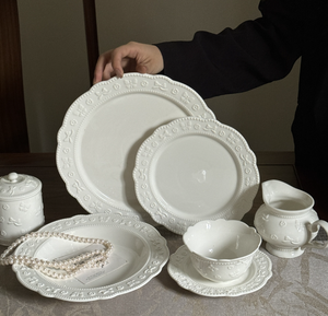 Nouvel ensemble de vaisselle moderne en porcelaine émaillée gaufrée, réutilisable et durable, motif floral avec nœud papillon pour assiettes à desserts - Product Image 1