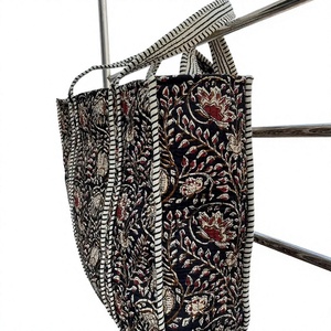 Sac fourre-tout en coton matelassé noir à motifs floraux avec poignées rayées, style épaule spacieux, idéal pour le shopping, les voyages, le bureau et les occasions décontractées. - Product Image 1