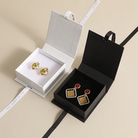 PUPPYSEW 9.5x9.3x3.5cm boîtes à bijoux de luxe noires, bracelets et colliers à rabat avec Roibbon boîtes à bijoux en carton avec logo en aluminium