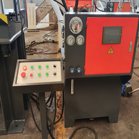 Presse hydraulique à quatre colonnes de 200 tonnes, utilisée pour la production de tôles d'acier inoxydable par étirage et pressage.