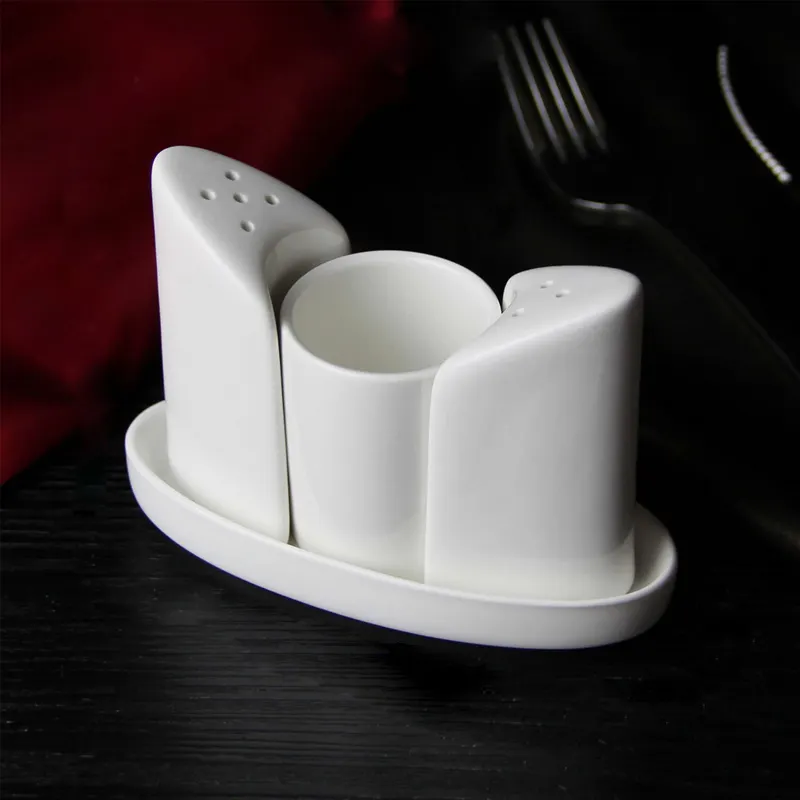 Accessori per decorazioni per ristoranti occidentali strumento per spezie in ceramica bianca unico Set di sale e pepe con supporto per stuzzicadenti
