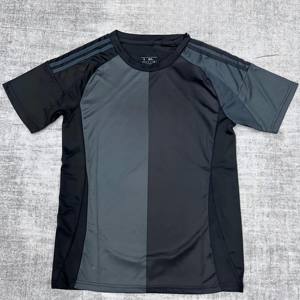 Camiseta de Fútbol Gris sin Estampado, Cuello Redondo, Corte Atlético, para Hombre, Diseño Personalizado para Equipos, Camiseta Deportiva de Alto Rendimiento - Product Image 1