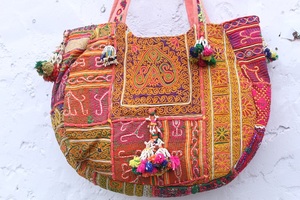 Sac à bandoulière ethnique indien fait main de Jaipur, style Banjara, avec fleurs brodées à la main, en coton, pour femme - Product Image 2