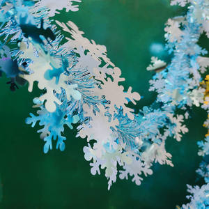 Hiasan Natal Plastik Bentuk Kepingan Salju Warna-warni untuk Dekorasi Toko Bunga, Jendela Toko, Perlengkapan Dekorasi dari Cina - Product Image 3