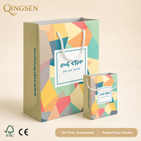 Sacs shopping en papier personnalisés OEM colorés, imprimé géométrique, œillets métalliques, poignées en corde tressée, durables pour les boutiques et les commerces de détail