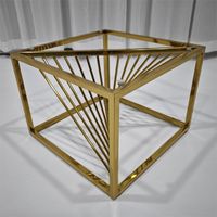 Table basse carrée en verre noir avec cadre en acier inoxydable torsadé doré