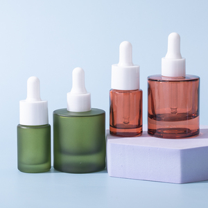 Botella cuentagotas de vidrio para el cuidado de la piel con acabado satinado superventas, botella de vidrio de aceite esencial de suero recubierto de color de 15ml y 30ml con pipeta - Product Image 1